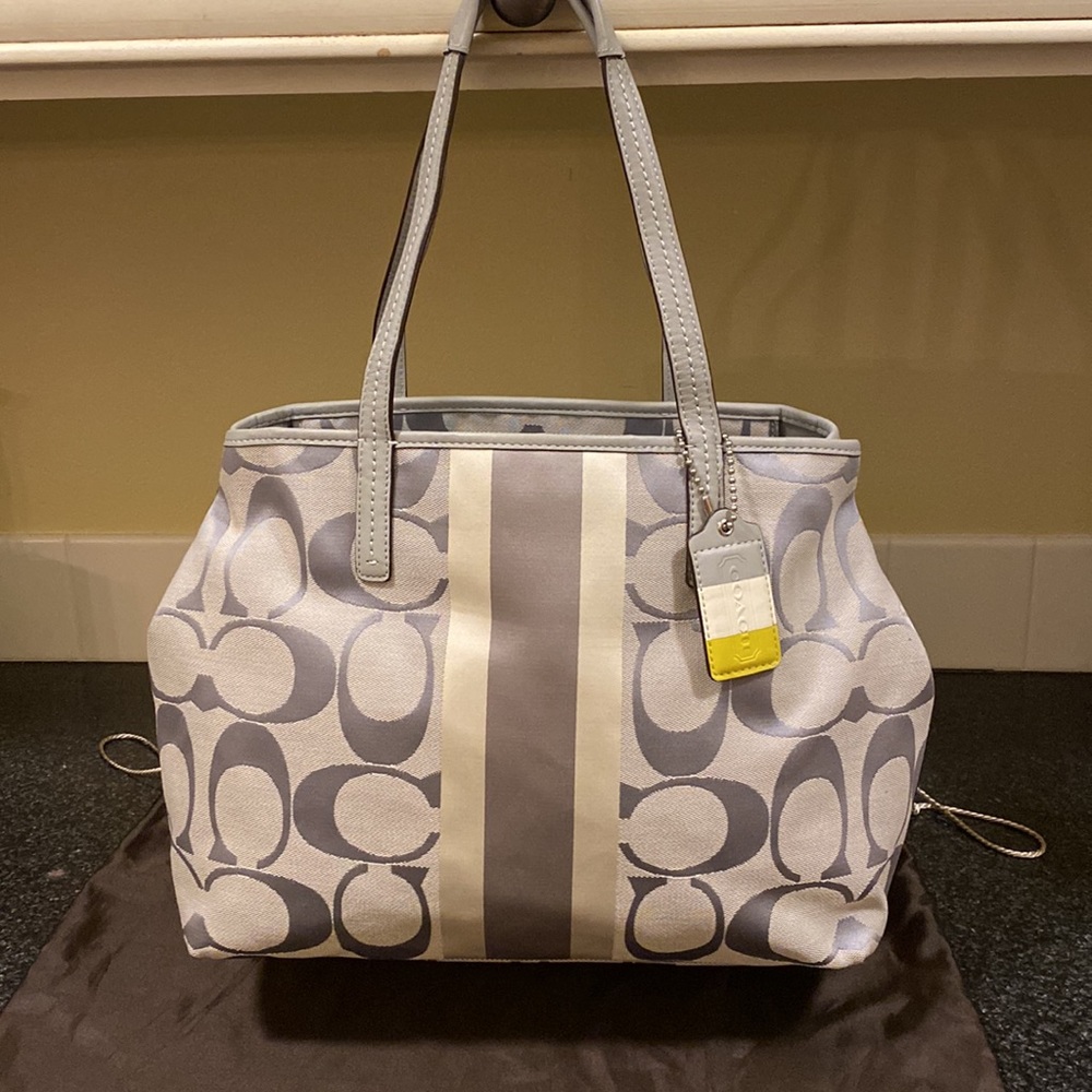COACH NWT lt. grey signature jacquard tote w/ wide vertical stripes. #19999